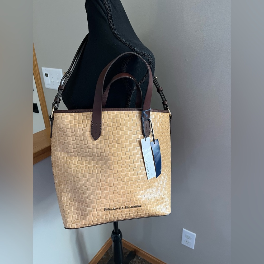 New Dooney & Bourke Lilliana natural brown woven leather strap handle tote purse